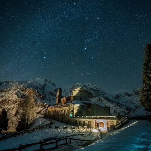 Gli scatti di Franca... 2 Cercavo l’ingresso in quella strana casa, attirava la mia curiosità, non passavo spesso di lì, solo poche volte, e spesso ero in macchina, mentre la siepe ne oscurava la vista, stavolta a piedi, la notai!
